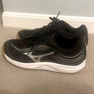 Women’s size 7 Mizuno volleyball shoe.